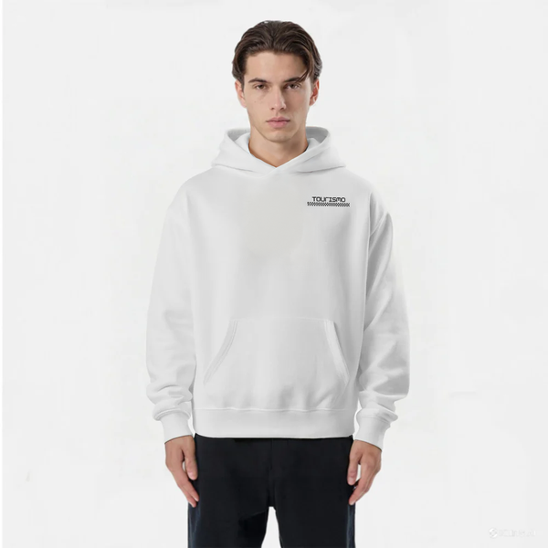 Homme en hoodie blanc TOURISMO sur fond blanc, pantalon noir