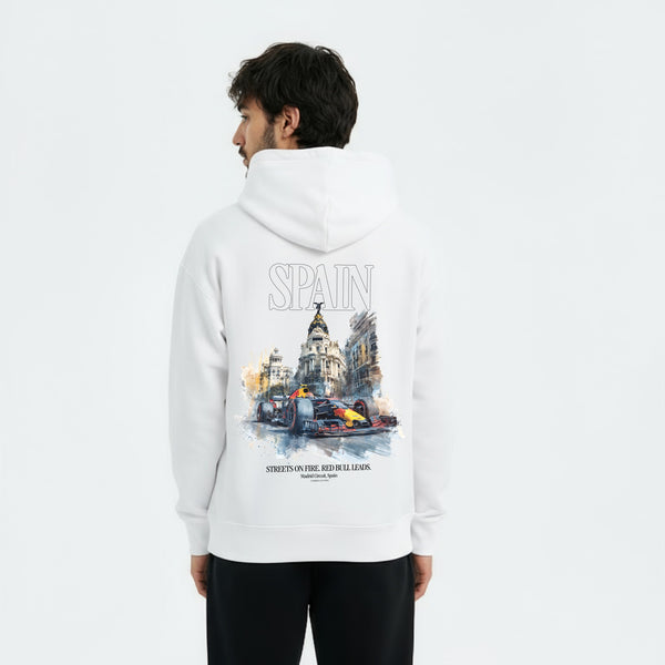 Homme de dos portant un hoodie blanc avec design Red Bull F1 et architecture espagnole, texte “SPAIN” visible