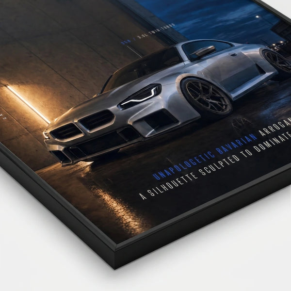 Vue rapprochée du poster BMW M2 G87 Tourismo avec coupé sportif gris dans une ambiance nocturne