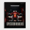 Poster Ferrari F14T Formule 1 2014 Tourismo avec monoplace rouge et texte Expectation Wears Red