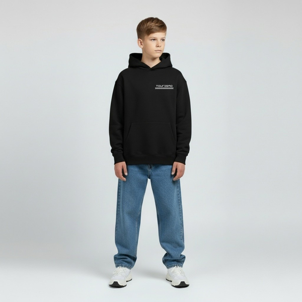 Hoodie noir enfant Charles Leclerc, logo Tourismo poitrine en contraste, mains dans les poches, capuche relevée, fond clair studio.
