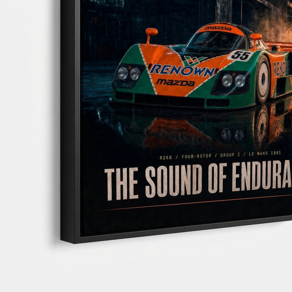 Vue rapprochée du poster Mazda 787B Le Mans 1991 Tourismo avec livrée orange et verte et texte The Sound of Endurance