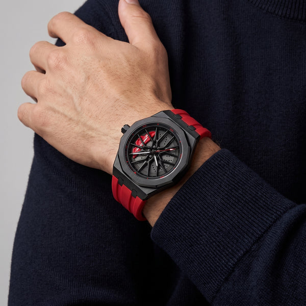 Reloj McLaren 720 puesto en la muñeca