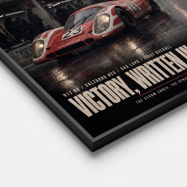 Vue rapprochée du poster Porsche 917K Le Mans 1970 Tourismo avec voiture de course rouge et texte Victory, Written in Rain