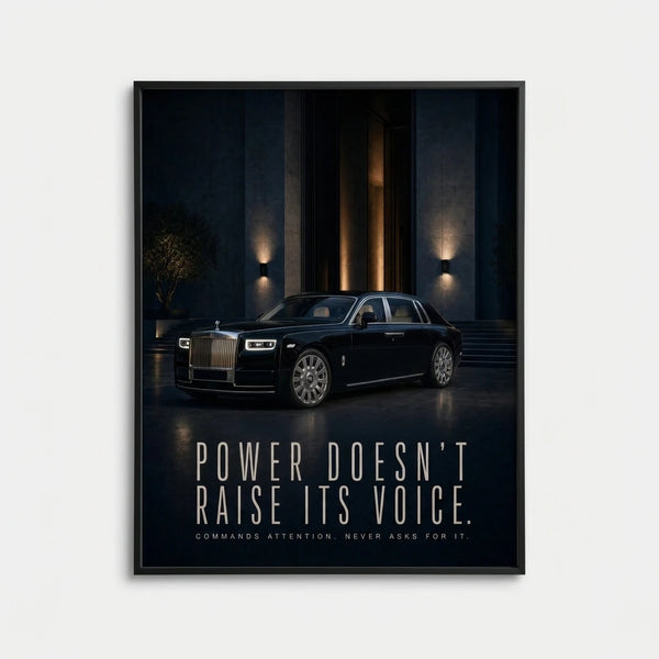 Poster Rolls-Royce Phantom Tourismo avec berline noire et texte Power Doesn’t Raise Its Voice