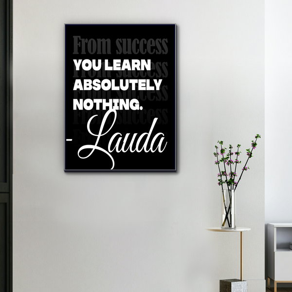 Citation “You learn absolutely nothing” sur fond noir avec typographie blanche et signature Lauda