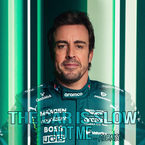 Toile Fernando Alonso “The Car is Slow” accrochée dans un salon moderne avec cadre noir