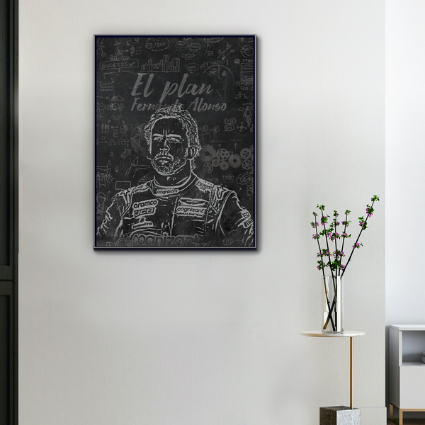 Toile F1 Fernando Alonso Le Plan accrochée dans un salon moderne, portrait esquissé à la craie sur fond noir, ambiance galerie murale