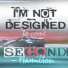 Affiche de Lewis Hamilton avec citation iconique sur fond graphique dynamique et Mercedes en vitesse