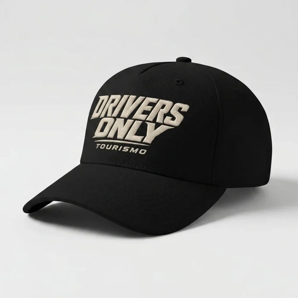Vue de trois-quarts d’une casquette noire Drivers Only Tourismo avec visière courbée