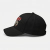 Vue de côté d’une casquette noire Ferrari F40 Tourismo montrant la broderie latérale