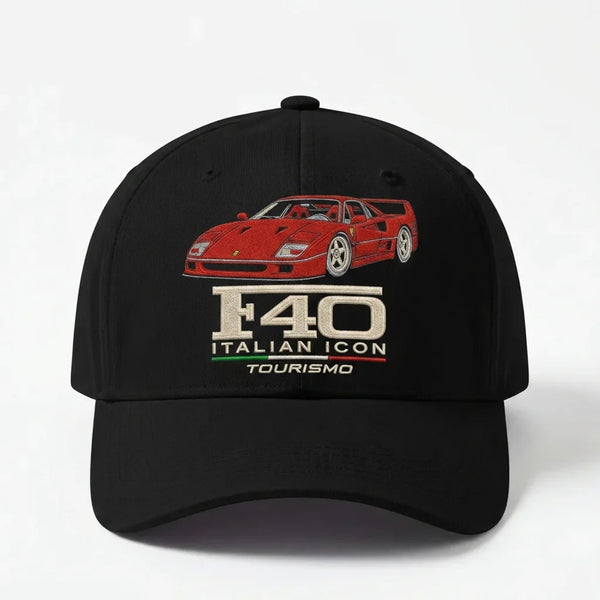 Vue de face d’une casquette noire Ferrari F40 Tourismo avec broderie automobile rouge et beige