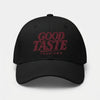 Vue de face d’une casquette noire Good Taste Club Tourismo avec broderie rouge