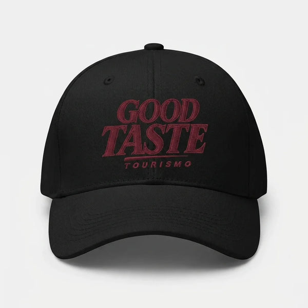 Vue de face d’une casquette noire Good Taste Club Tourismo avec broderie rouge