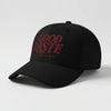 Vue de trois-quarts d’une casquette noire Good Taste Club Tourismo avec visière courbée