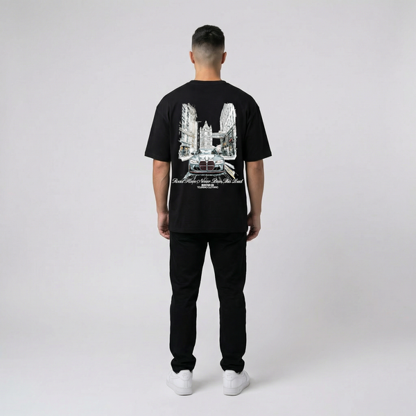 T-shirt BMW M3 G80 noir porté, vue de dos en entier, imprimé arrière visible