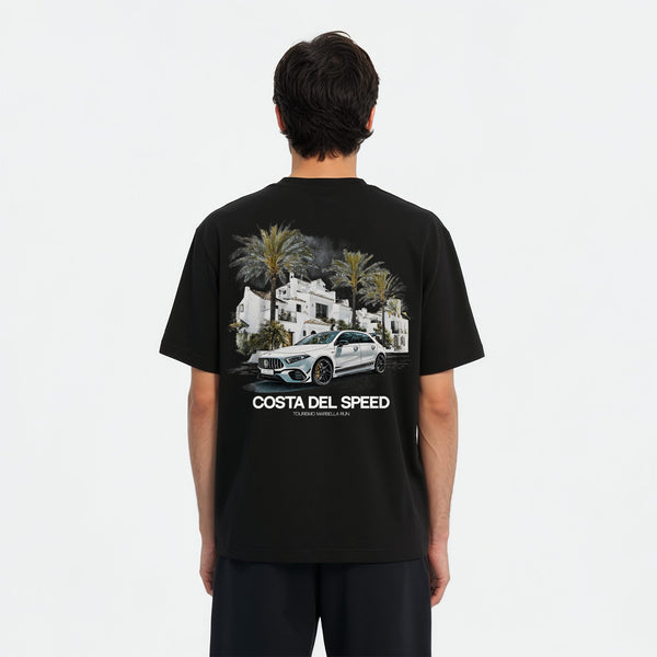 T-shirt Mercedes A45S AMG noir vu de dos – visuel de la voiture sur la côte, ambiance nocturne