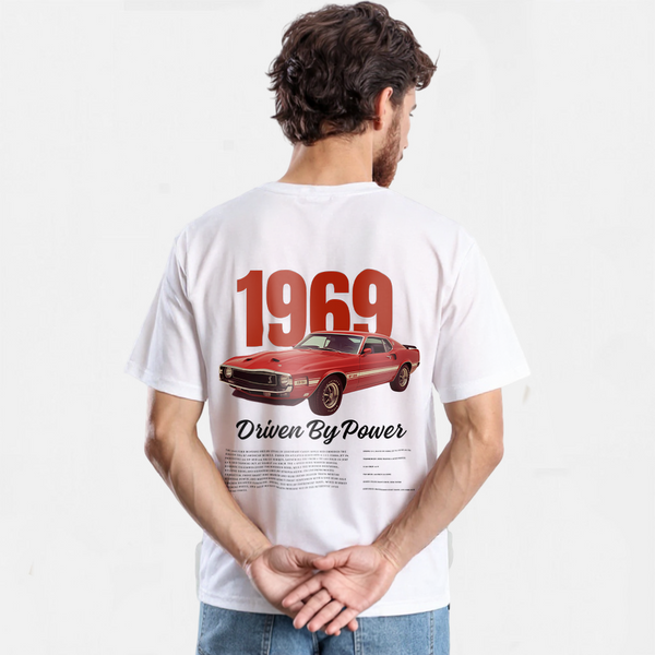 T-shirt Mustang Shelby GT500 blanc – imprimé voiture 1969 – vu de dos sur mannequin homme