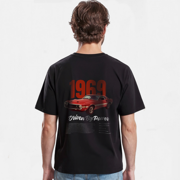 T-shirt Mustang Shelby GT500 noir – design vintage 1969 – dos du t-shirt sur mannequin