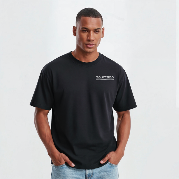 Modèle portant le T-shirt noir Oscar Piastri de face – logo Tourismo côté cœur – coupe regular fit 100% coton 380 g/m²