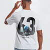 T-shirt blanc George Russell, gros plan sur le numéro 63 et la composition graphique avec casque et monoplace Mercedes