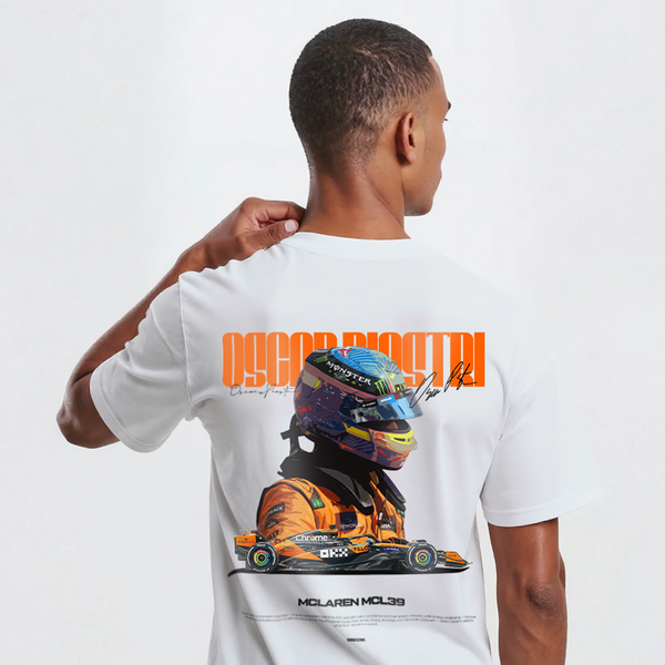 T-shirt blanc Oscar Piastri Signature, gros plan sur le design avec casque multicolore et monoplace McLaren