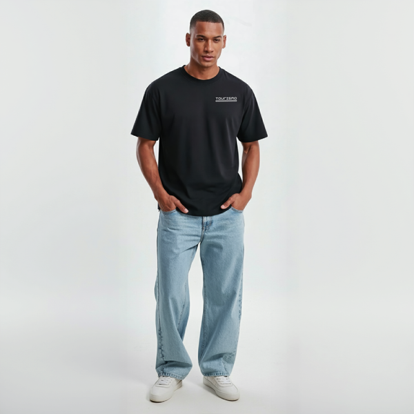 T-shirt noir Toyota Supra MK4 en vue complète, porté par mannequin en jean clair et baskets blanches