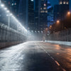 Circuit urbain de Marina Bay la nuit, asphalte mouillé sous les projecteurs et gratte-ciels au fond
