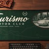 Tapis de bureau Tourismo Motor Club vu du dessus sur un bureau en noyer, clavier et souris en bas