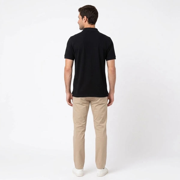 Homme portant le polo noir Lewis Hamilton vu de dos, dos entièrement vierge