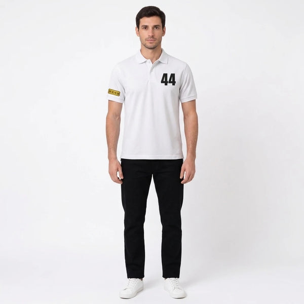 Homme portant le polo blanc Lewis Hamilton, vu de face en pied