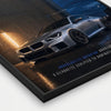 Vue rapprochée du poster BMW M2 G87 Tourismo avec coupé sportif gris dans une ambiance nocturne