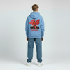 Hoodie bleu enfant Lewis Hamilton vu de face, logo poitrine, capuche baissée, posture neutre, fond gris clair.