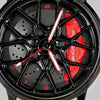 Primer plano de la llanta y de la pinza grabada PORSCHE, reloj Porsche 718