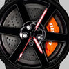Primer plano de la llanta y de la pinza grabada nismo, reloj Nissan GT-R