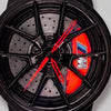Primer plano de la llanta y de la pinza grabada M, reloj BMW M3