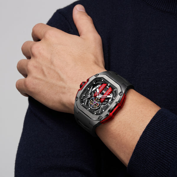 Reloj moteur V12 puesto en la muñeca