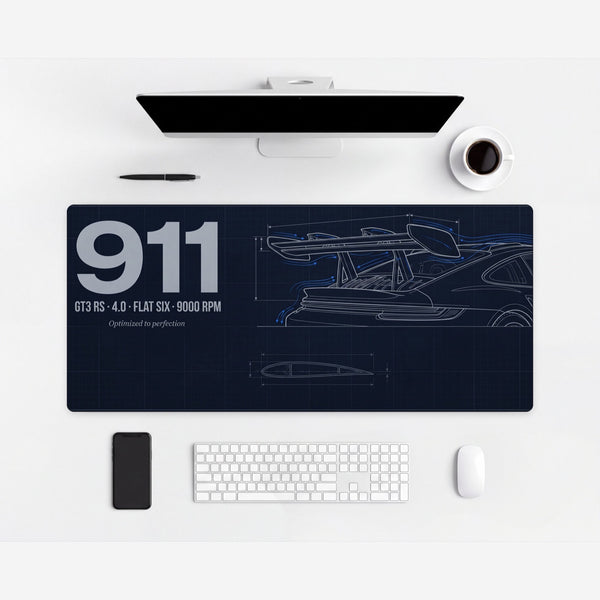 Tapis de souris Porsche 911 GT3 RS, aileron, mise en situation carrée sur un bureau clair.