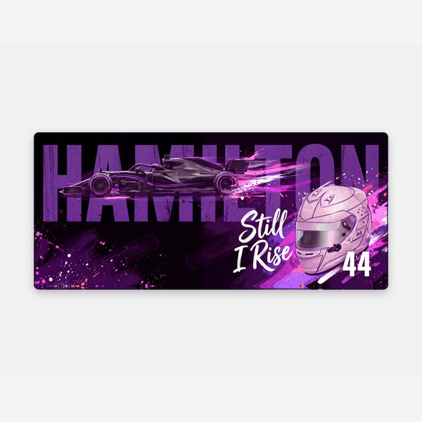 Tapis de souris Lewis Hamilton, casque rose, vue carrée du tapis posé à plat.