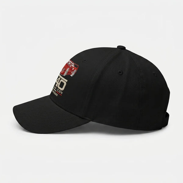 Vue de côté d’une casquette noire Ferrari F40 Tourismo montrant la broderie latérale
