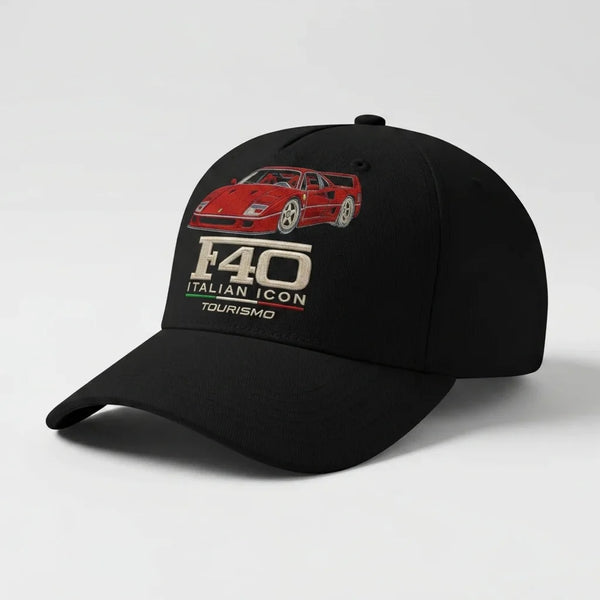 Vue de trois-quarts d’une casquette noire Ferrari F40 Tourismo avec visière courbée