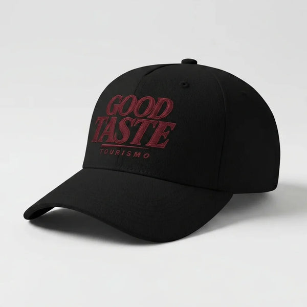 Vue de trois-quarts d’une casquette noire Good Taste Club Tourismo avec visière courbée