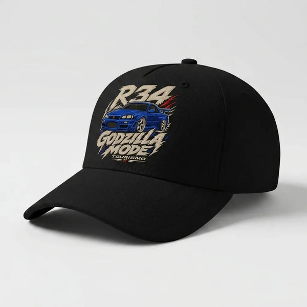Vue de trois-quarts d’une casquette noire Nissan R34 Godzilla Mode Tourismo avec visière courbée