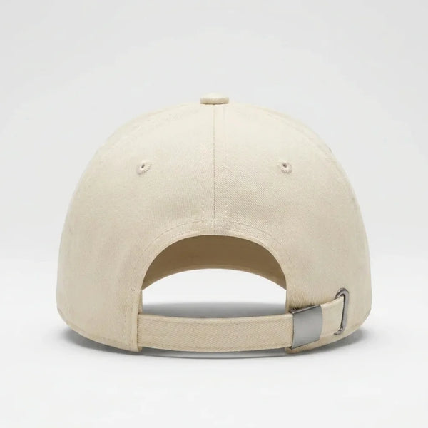 Vue arrière d’une casquette beige Paddock Club Tourismo avec fermeture réglable