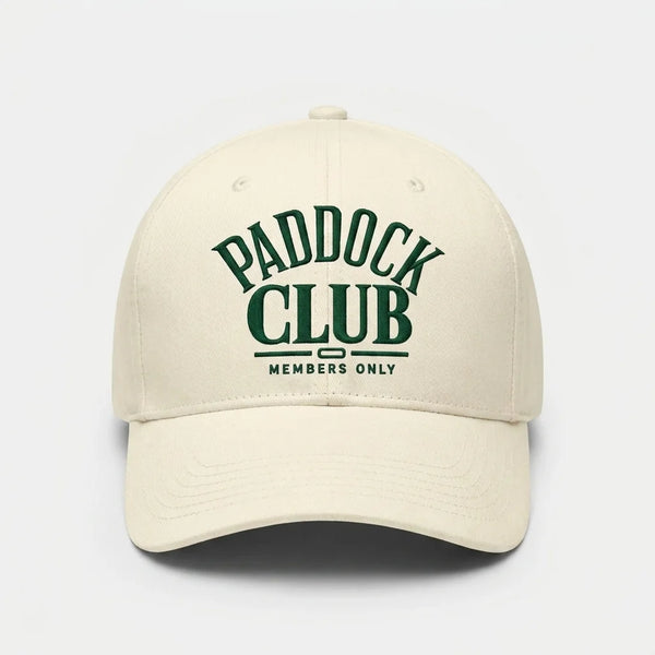 Vue de face d’une casquette beige Paddock Club Tourismo avec broderie verte