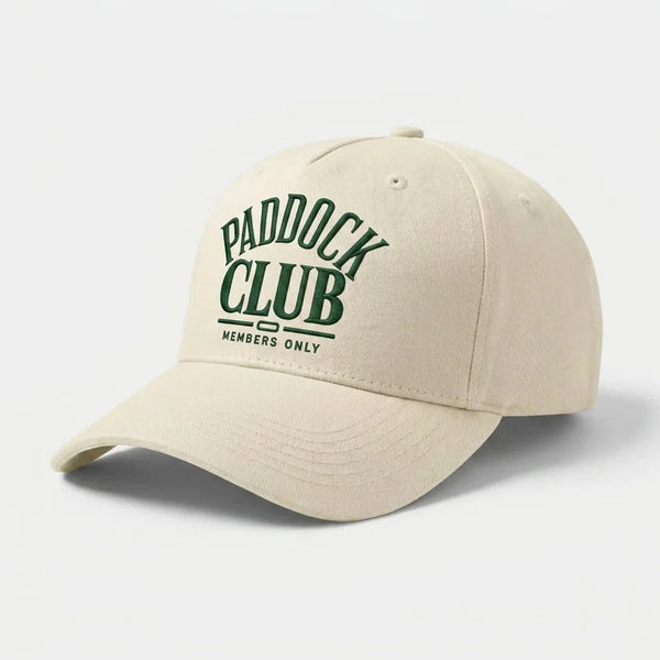 Vue de trois-quarts d’une casquette beige Paddock Club Tourismo avec visière courbée