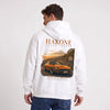 Sweat Datsun 240Z blanc à capuche, sportive orange sur une route de montagne vue de dos