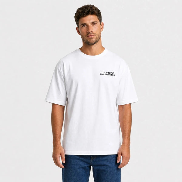 Camiseta Jaguar D-Type Le Mans N°6: Born for Le Mans, blanca, vista frontal, plano cercano, con logo Tourismo